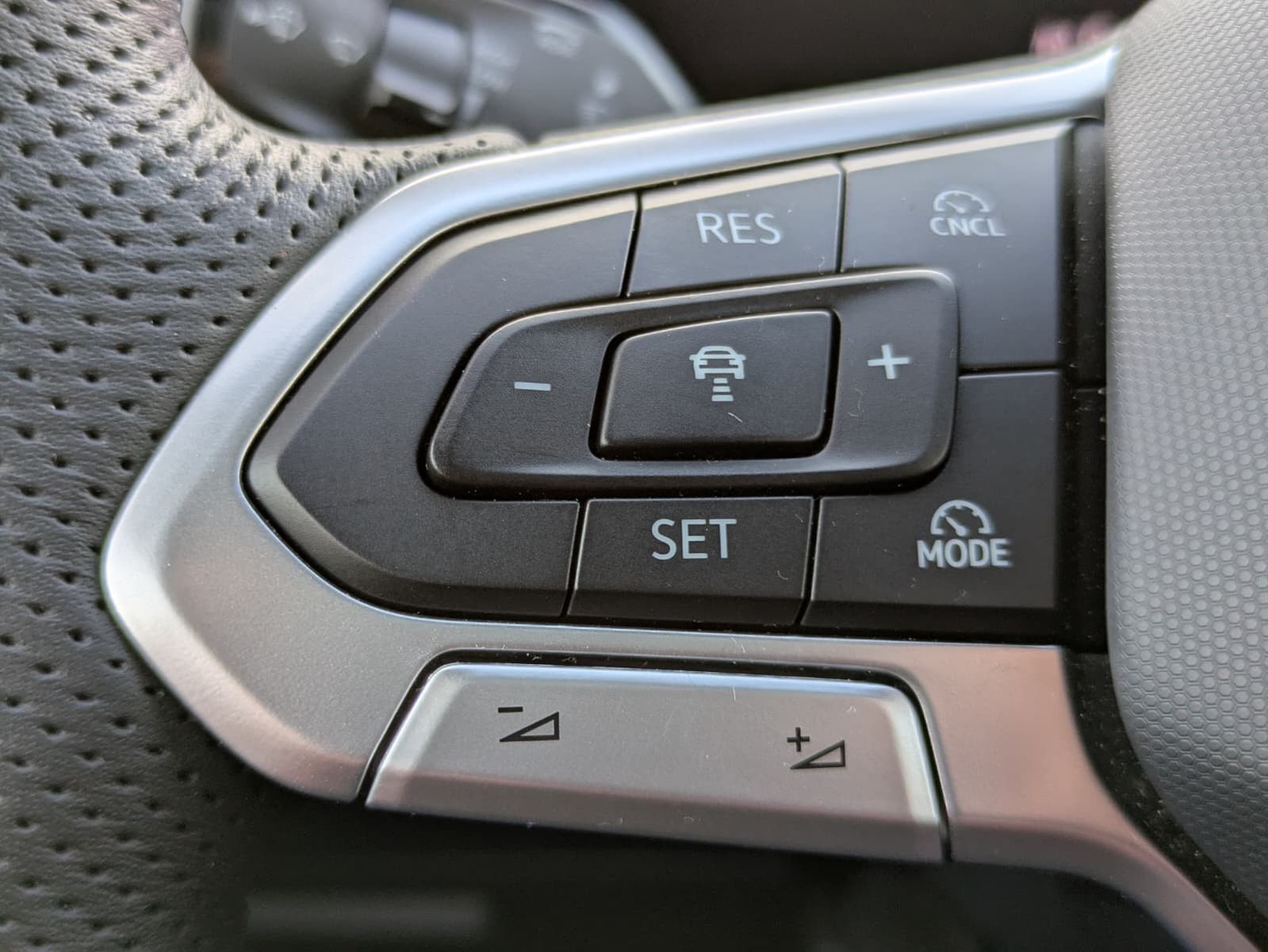 Fahrzeugabbildung Volkswagen Tiguan 2.0 TDI 4M R-Line PANO*H&K*AHK*MATRIX*20"