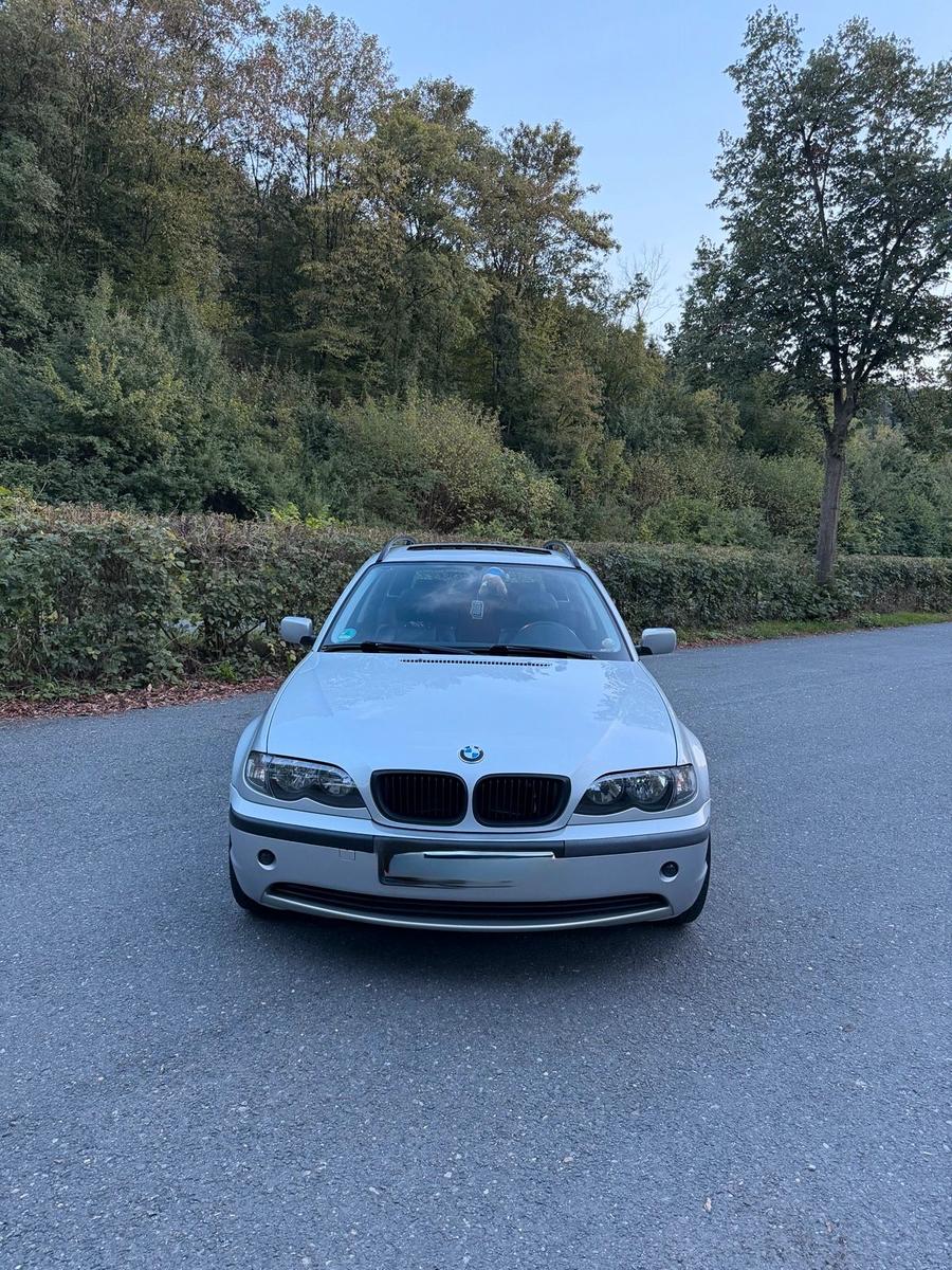 BMW 320 2004 — rear view