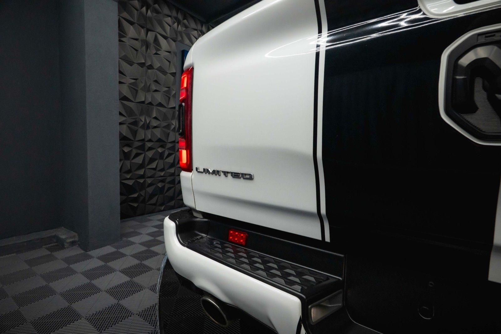 Fahrzeugabbildung Dodge RAM 5.7 V8 HEMI LIMITED Offroad Night-Paket *LED