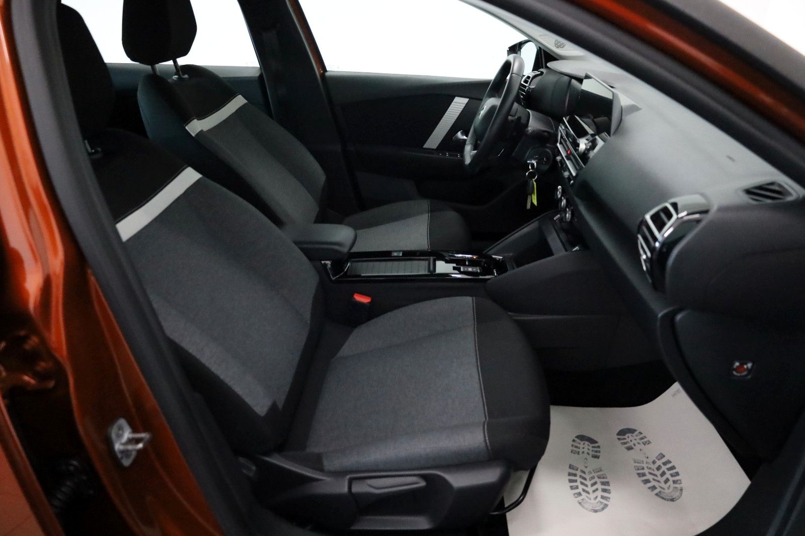 Fahrzeugabbildung Citroën C4 Lim. Feel App Connect,PDC,8 fach bereift