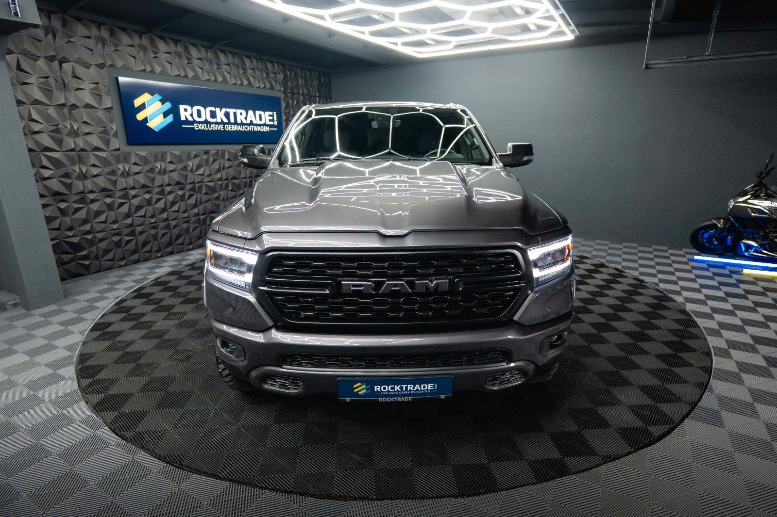 Fahrzeugabbildung Dodge RAM 5.7 V8 HEMI 4x4 OFFROAD Night-Paket *LED*19%