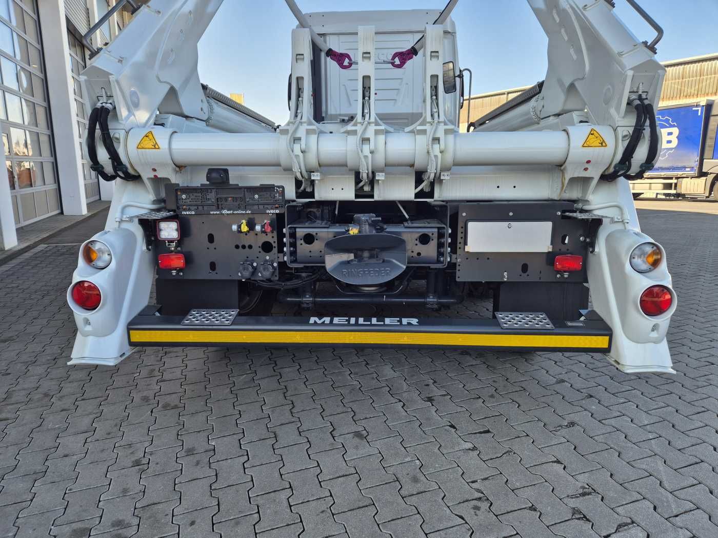 Fahrzeugabbildung Iveco X-Way AS280X46Y/PS ON 6x2 Meiller AK16 Intarder