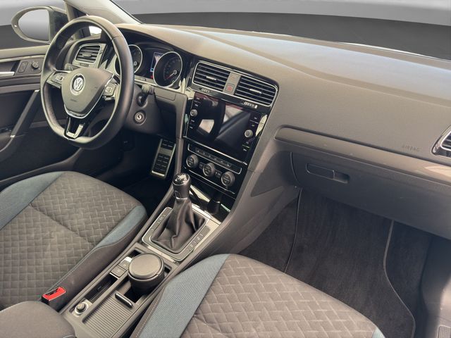 Fahrzeugabbildung Volkswagen Golf 1.0 TSI IQ.DRIVE Start-Stopp Navi+ACC+Sitzh