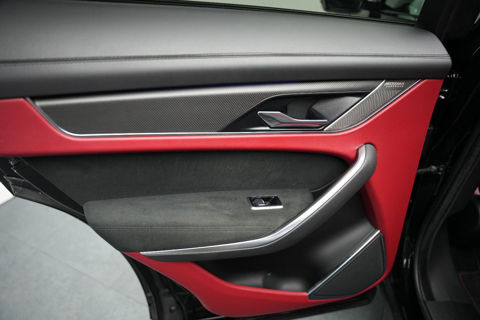 Fahrzeugabbildung Jaguar F-Pace SVR *Panorama*MeridianSurround*360°Memory