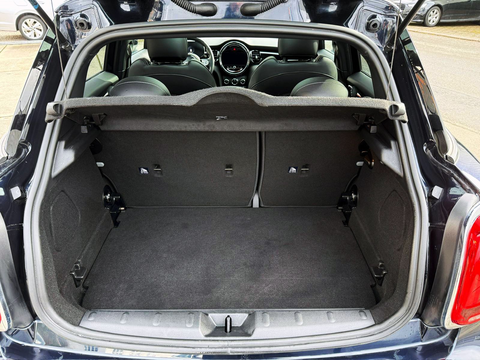 Fahrzeugabbildung MINI ONE 5-trg. Classic-Trim LED SHZ NAV PANO PDC BT