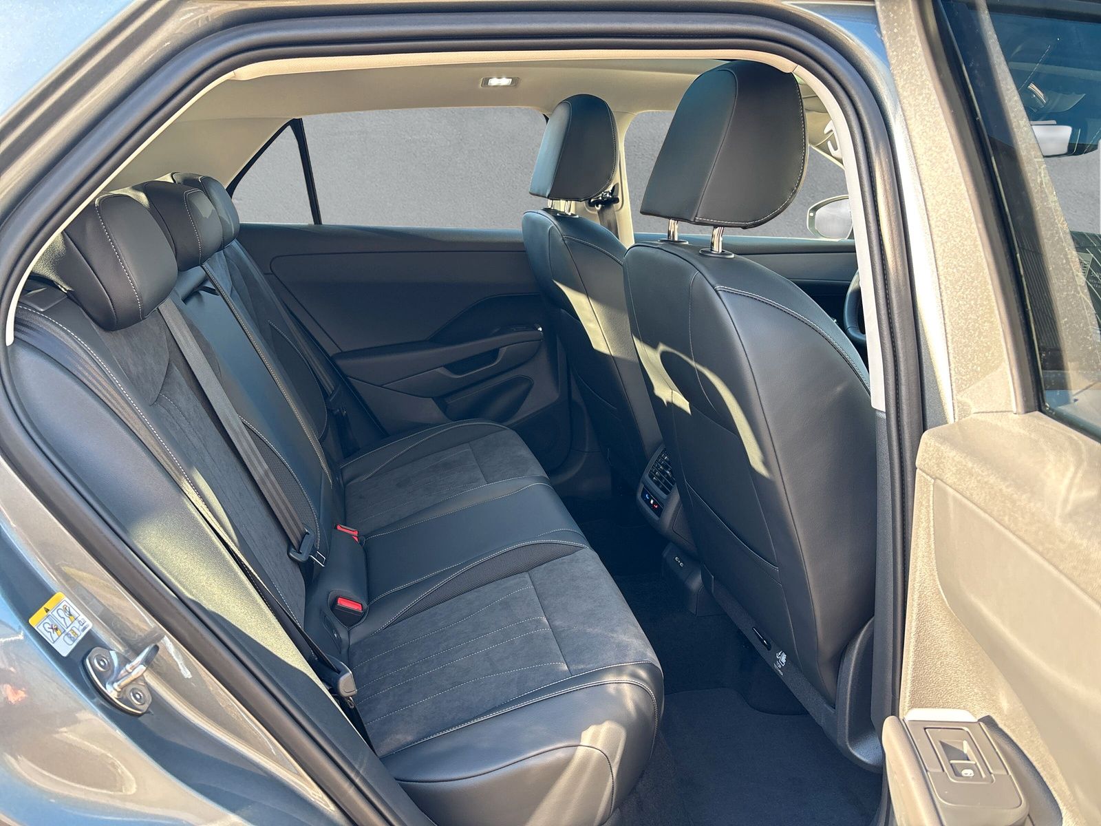 Fahrzeugabbildung Volkswagen T-Roc Style 1.5 eTSI 110kw 7-Gang DSG WR