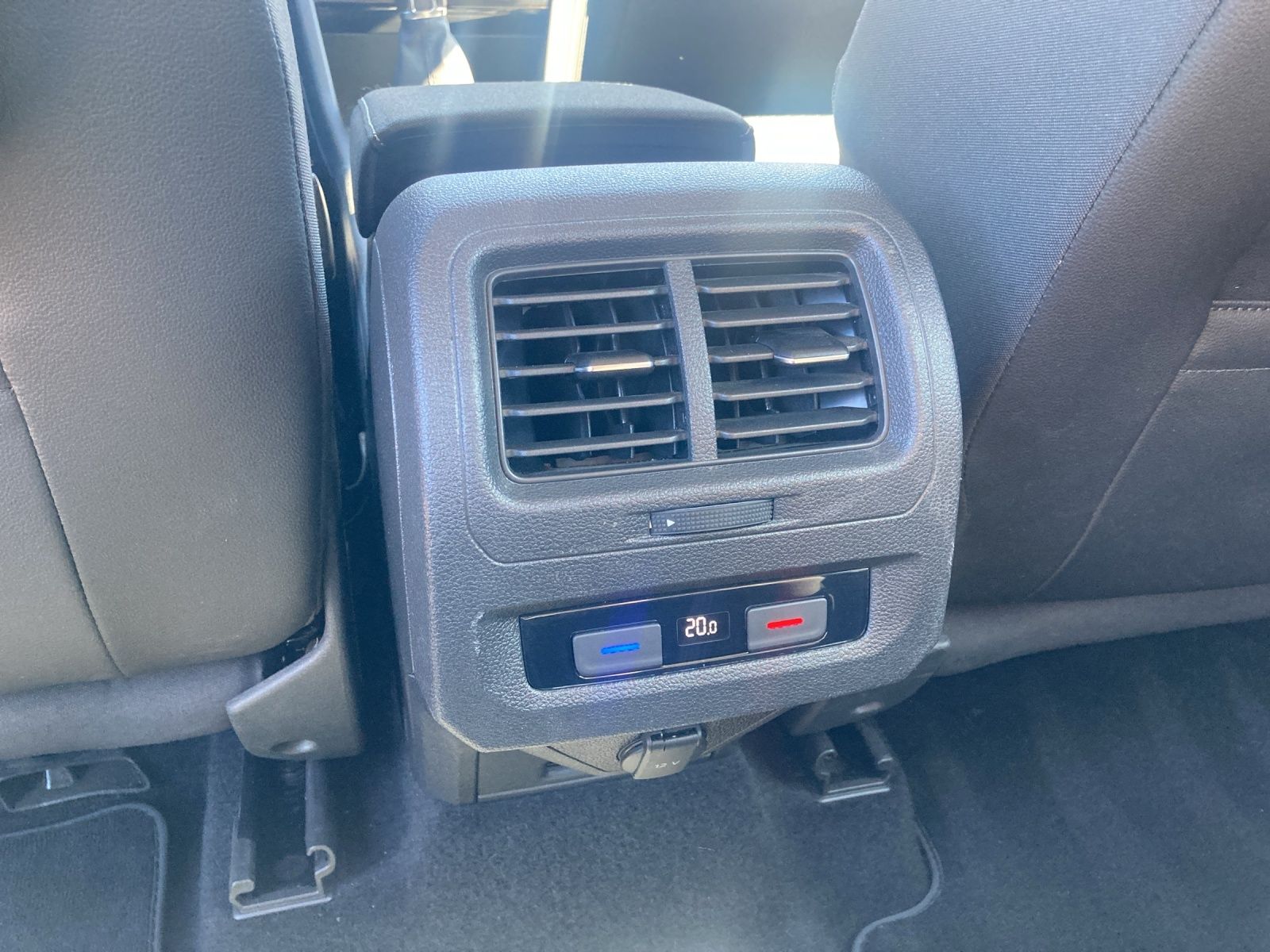 Fahrzeugabbildung Volkswagen Touran Comfortline 7-Si Climatronic PDC SH LM