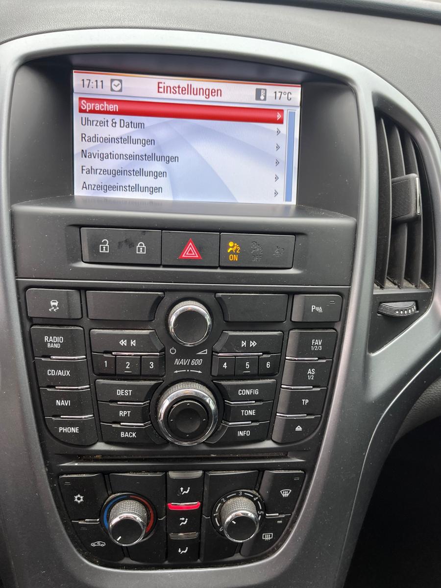 Opel Astra 2012 — photo 10