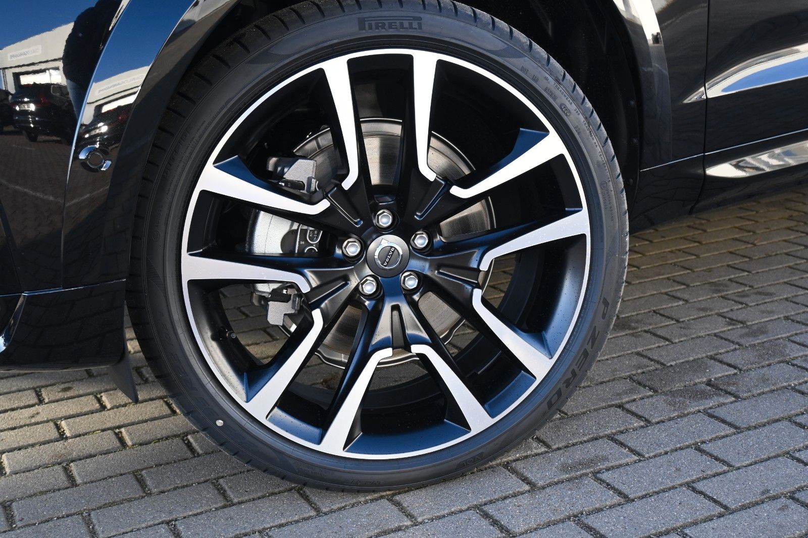 Fahrzeugabbildung Volvo XC60 B5 AWD Ultra Dark*LUFT*360°*ACC*AHK