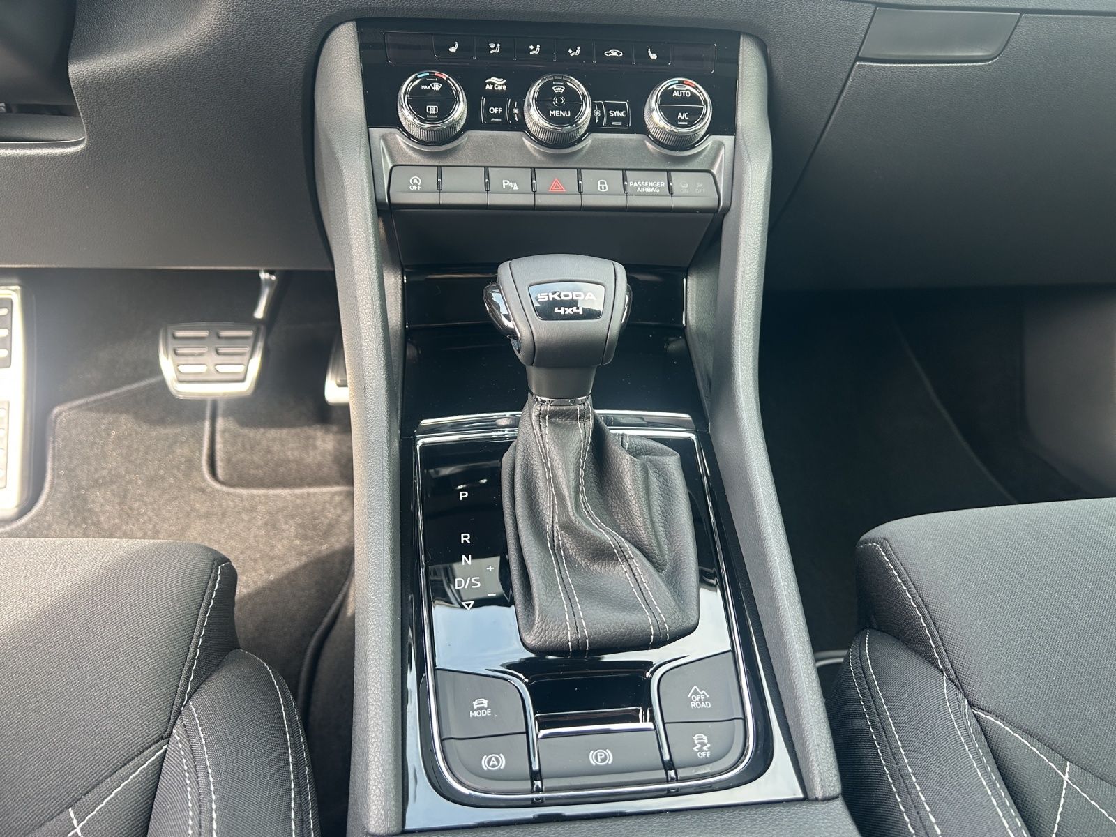 Fahrzeugabbildung SKODA Karoq 2.0 TSI Sportline 4x4 AHK MATRIX ACC