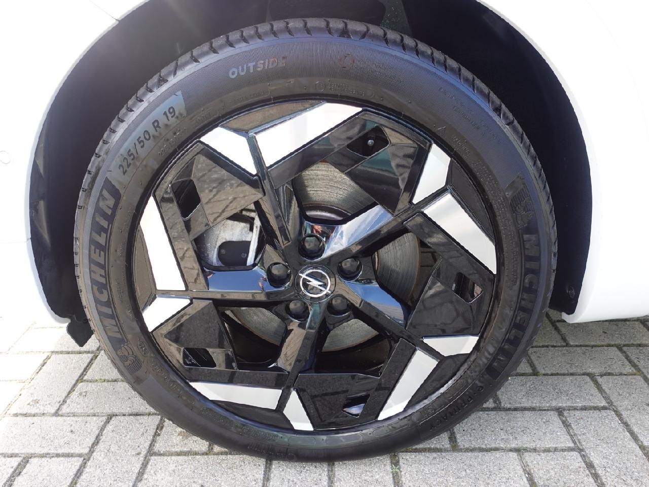Fahrzeugabbildung Opel Grandland 1,6 GSe Plug-in Hybrid