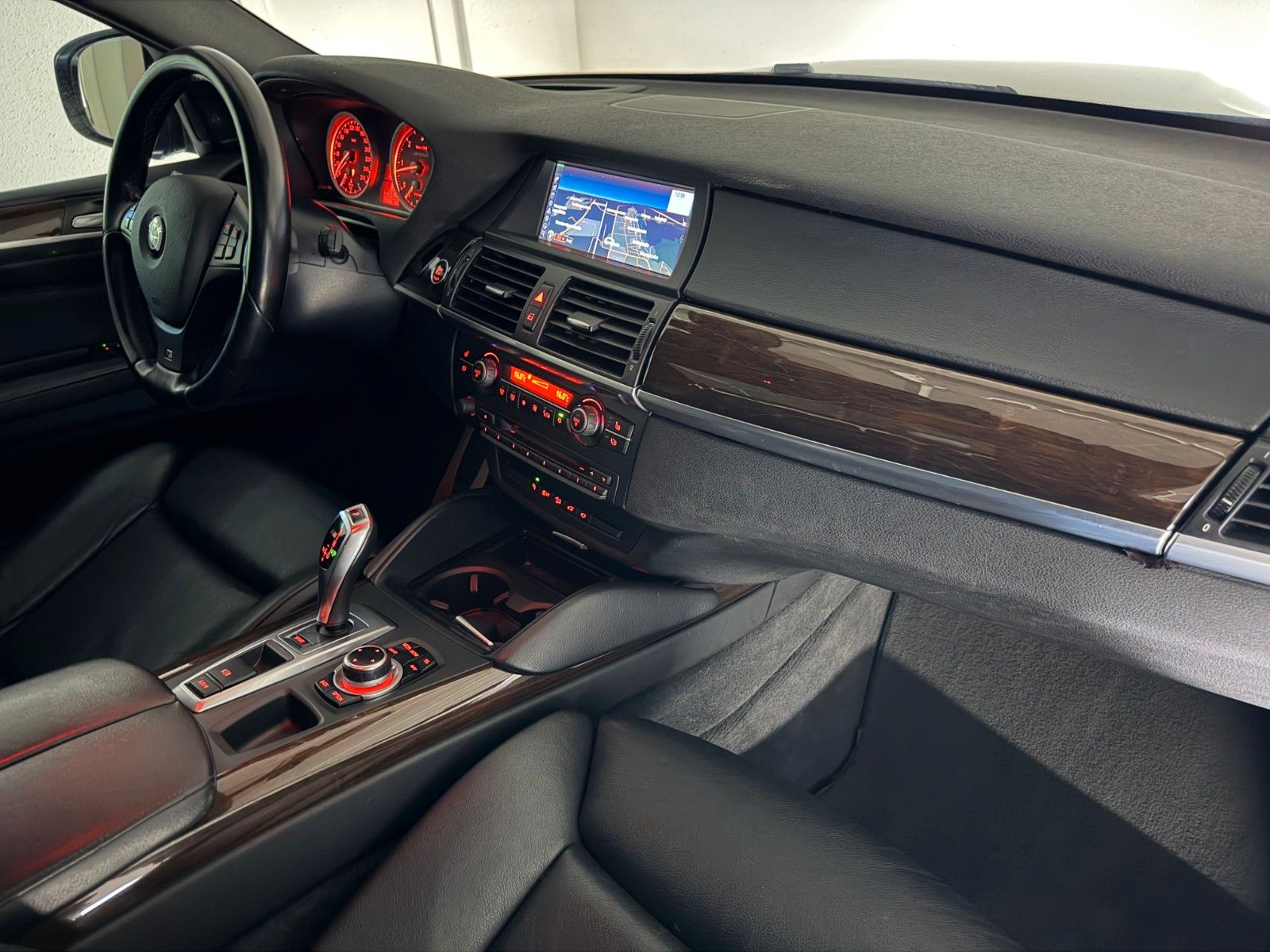 Fahrzeugabbildung BMW X6 M50 d/eGSD/AHK/HuD/SOFT CLOSE/STHZ/ACC