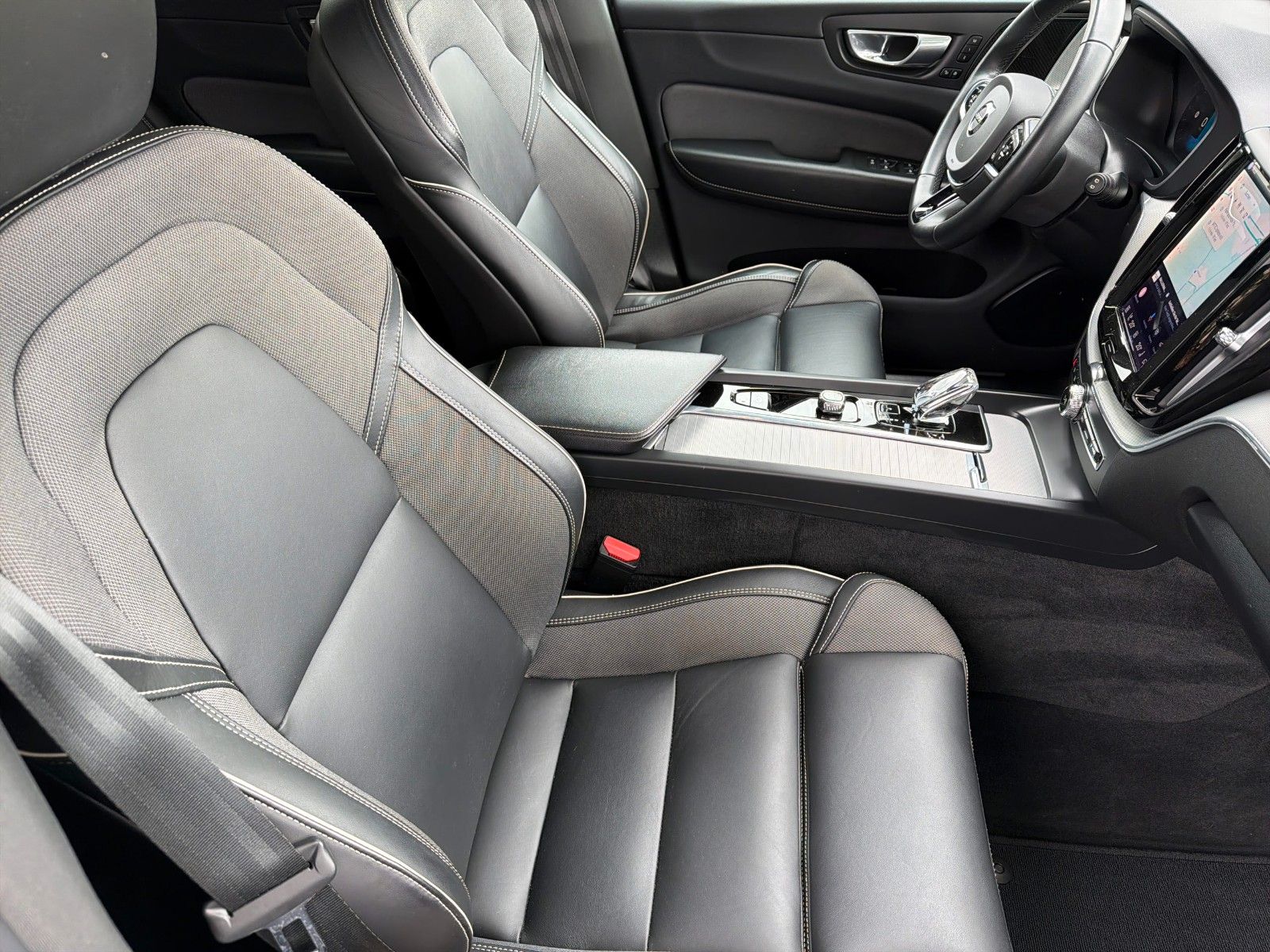 Fahrzeugabbildung Volvo XC60 R Design Recharge Plug-In Hybrid AWD