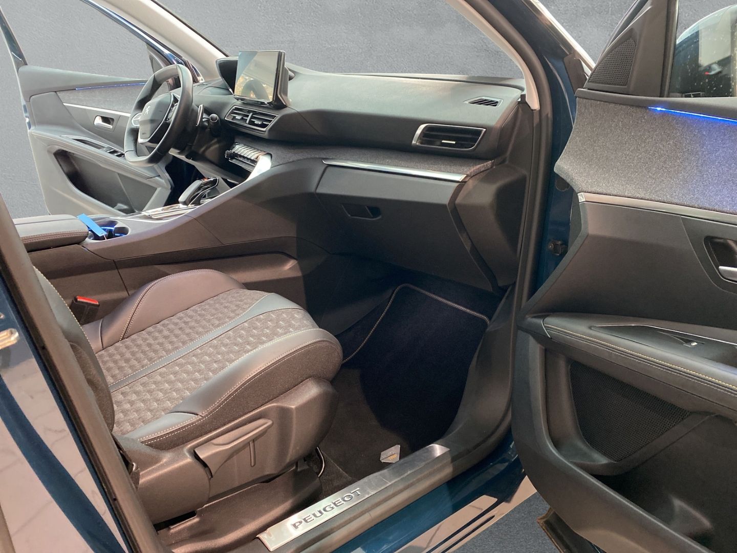 Fahrzeugabbildung Peugeot 3008 Hybrid 225 Roadtrip 1.6 Plug-In EU6d Navi d