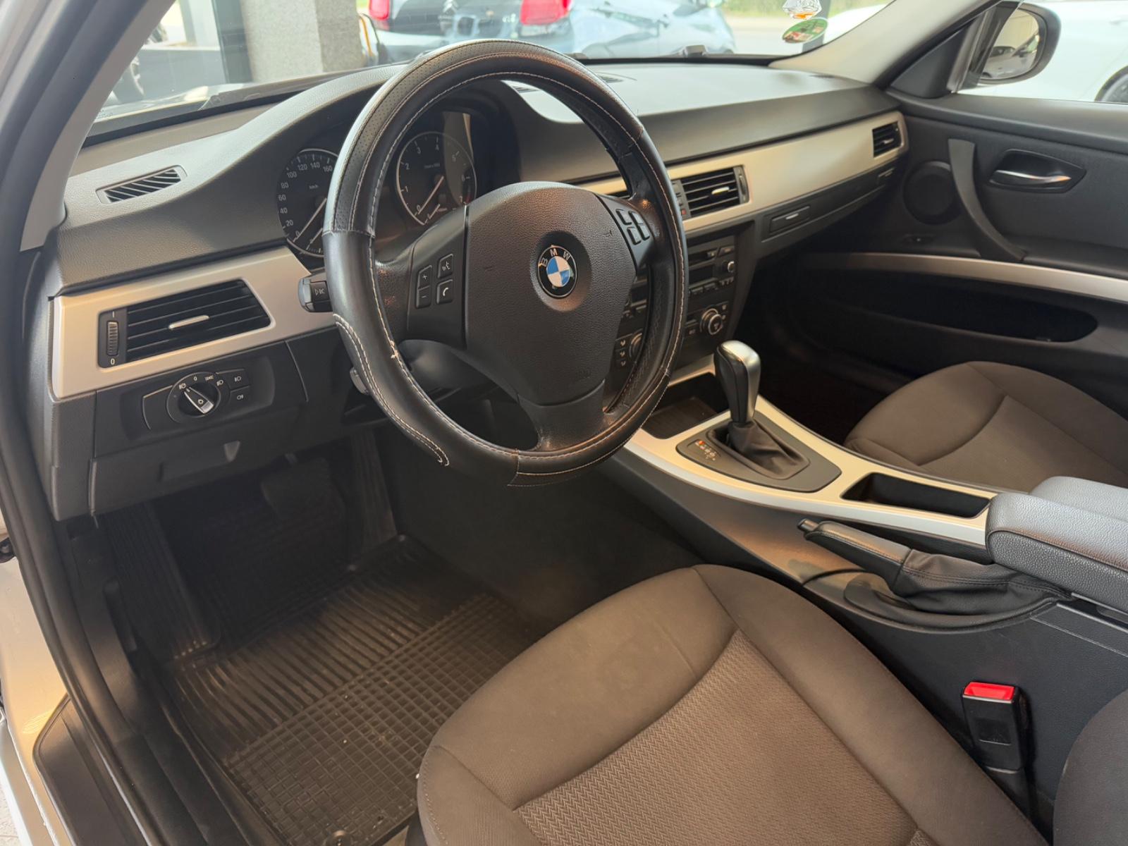BMW 318 2009 — photo 11