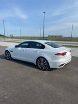 Jaguar XE D200 R-DYNAMIC BLACK R-DYNAMIC BLACK - Jaguar XE: R Dynamic Black