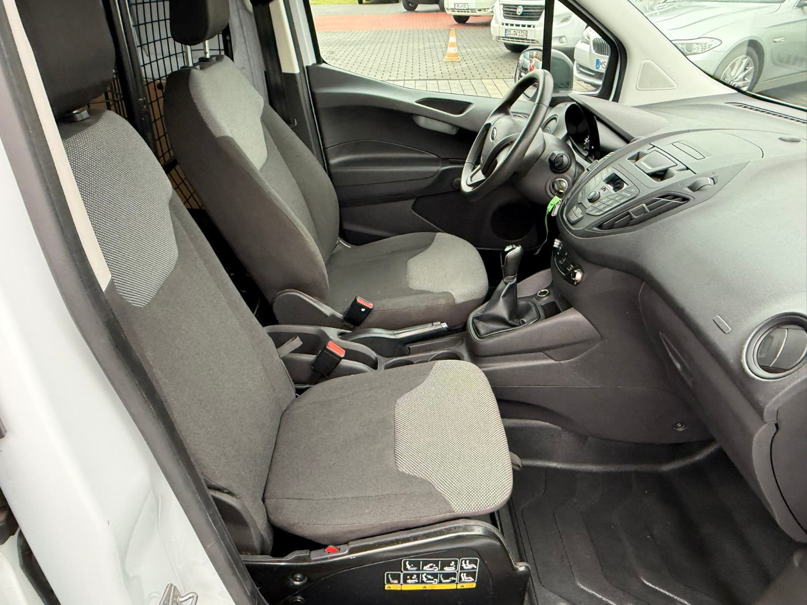 Fahrzeugabbildung Ford Transit Courier Basis AHK ZV SERVO FLÜGELTÜREN