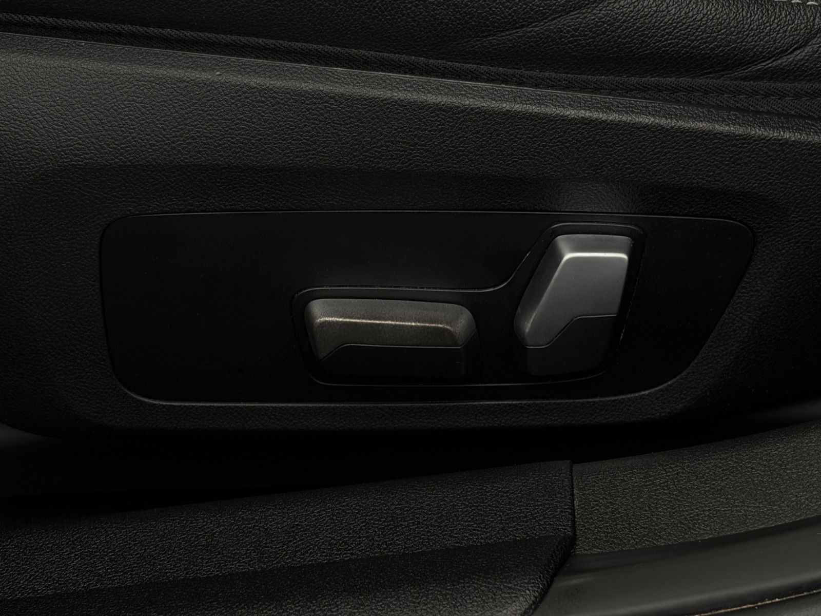 Fahrzeugabbildung BMW 330e Touring Advantage Akustik LcPlus HIFI CAM