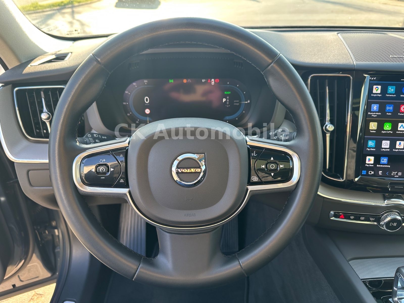 Fahrzeugabbildung Volvo XC60 T6 Plus Bright Recharge AWD/Navi/Pano/AHK