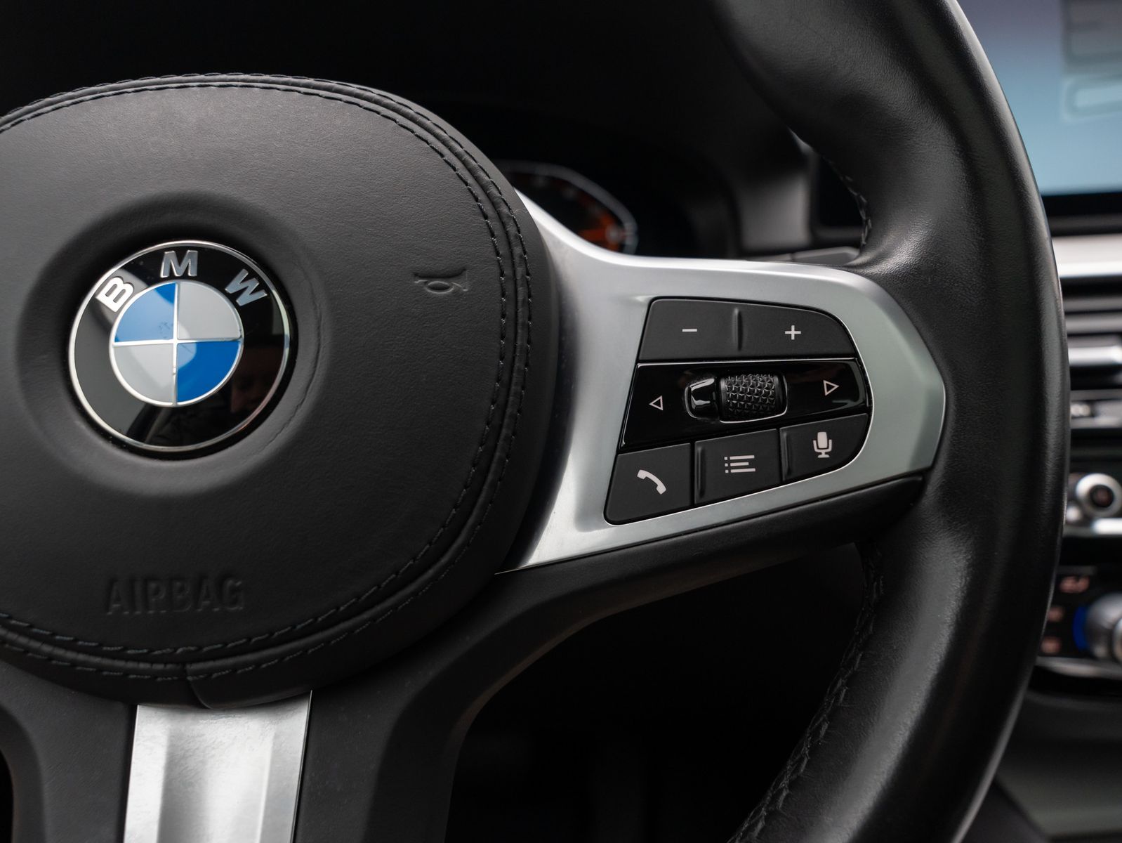 Fahrzeugabbildung BMW 530d Kamera DAB HiFi Panorama HUD Sport 19Zoll