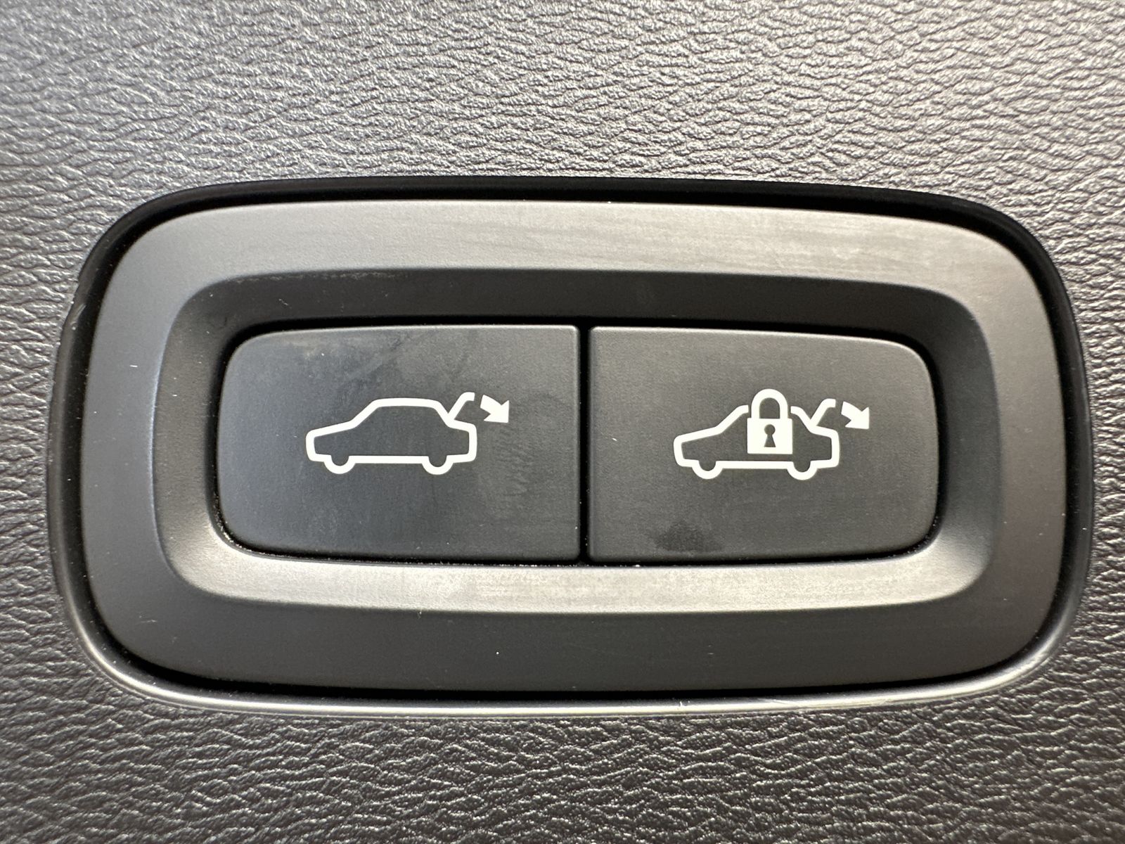Fahrzeugabbildung Volvo V60 T6 AWD Recharge Inscription NAV+LED+H&K+PANO