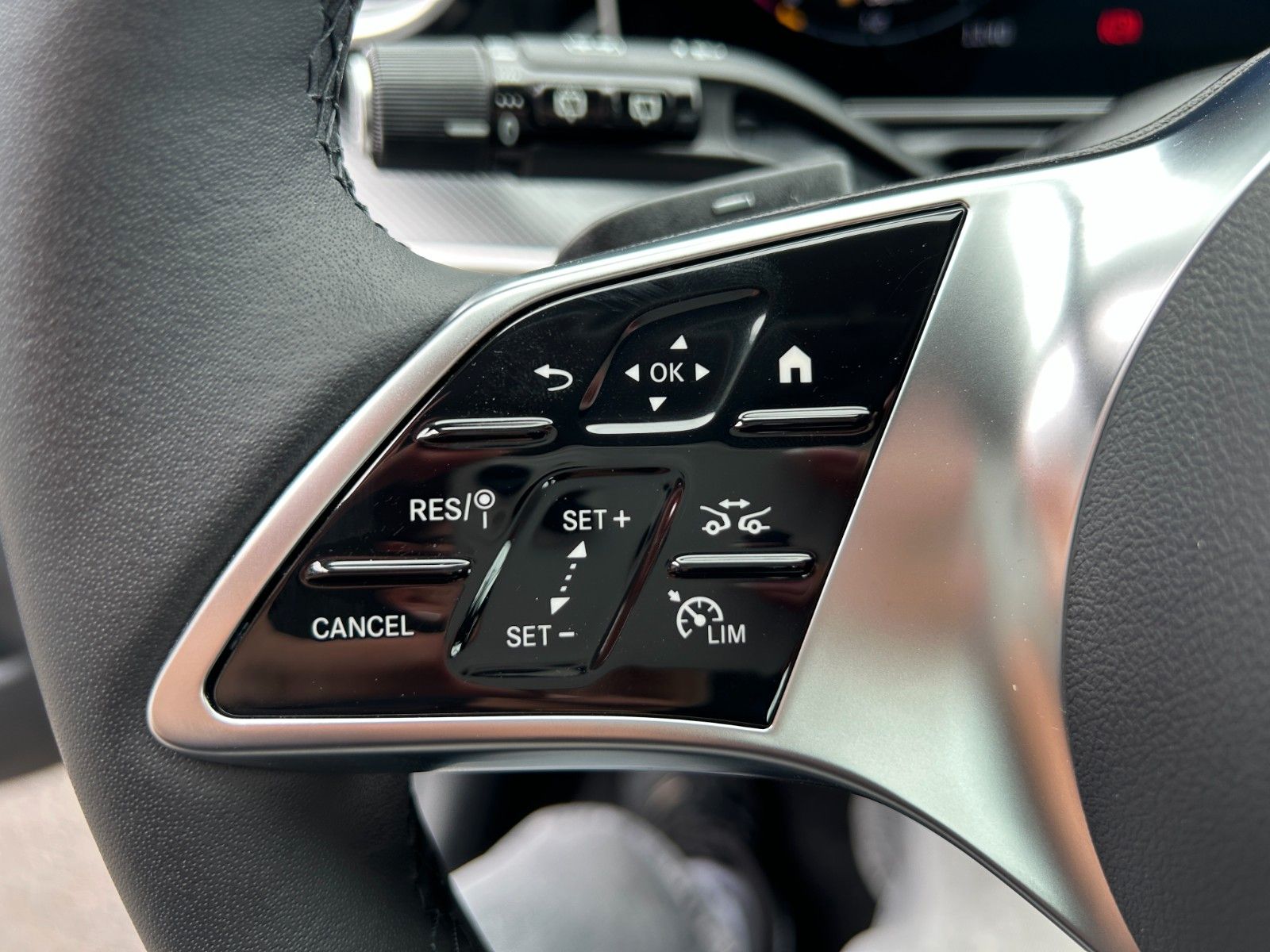 Fahrzeugabbildung Mercedes-Benz C 220 AVANTGARDE+DIS+HUD+360°+DAB+MEMORY+SPUR