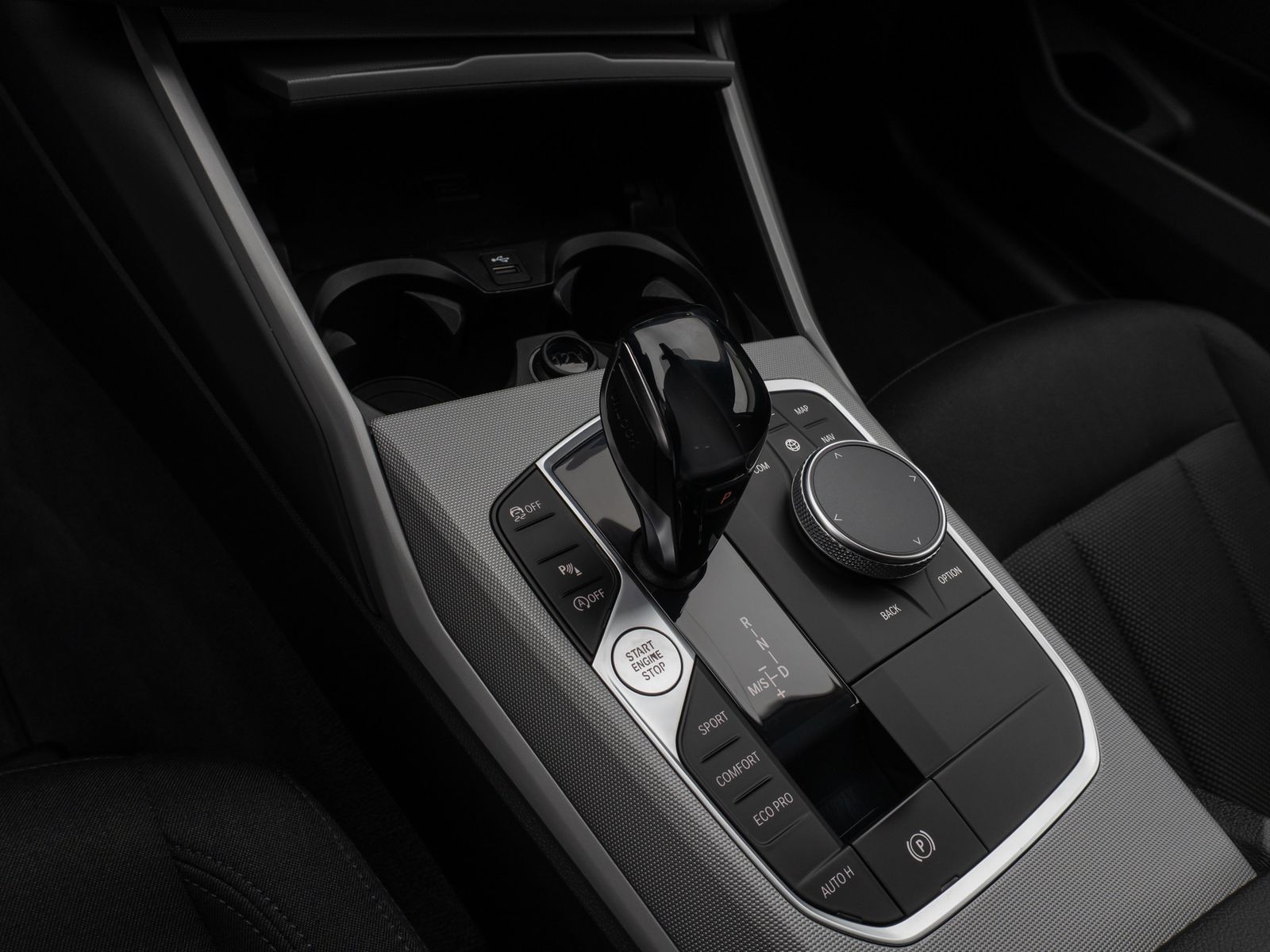 Fahrzeugabbildung BMW 330i HUD DAB CockPitPro DrivAssist PDC LED Alarm