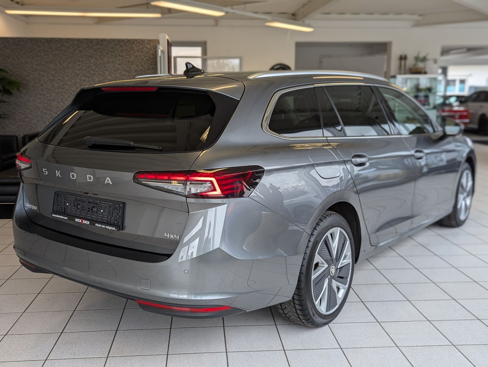 Fahrzeugabbildung SKODA Superb 2.0 TDI 4x4 Selection Matrix AHK 5J Garan