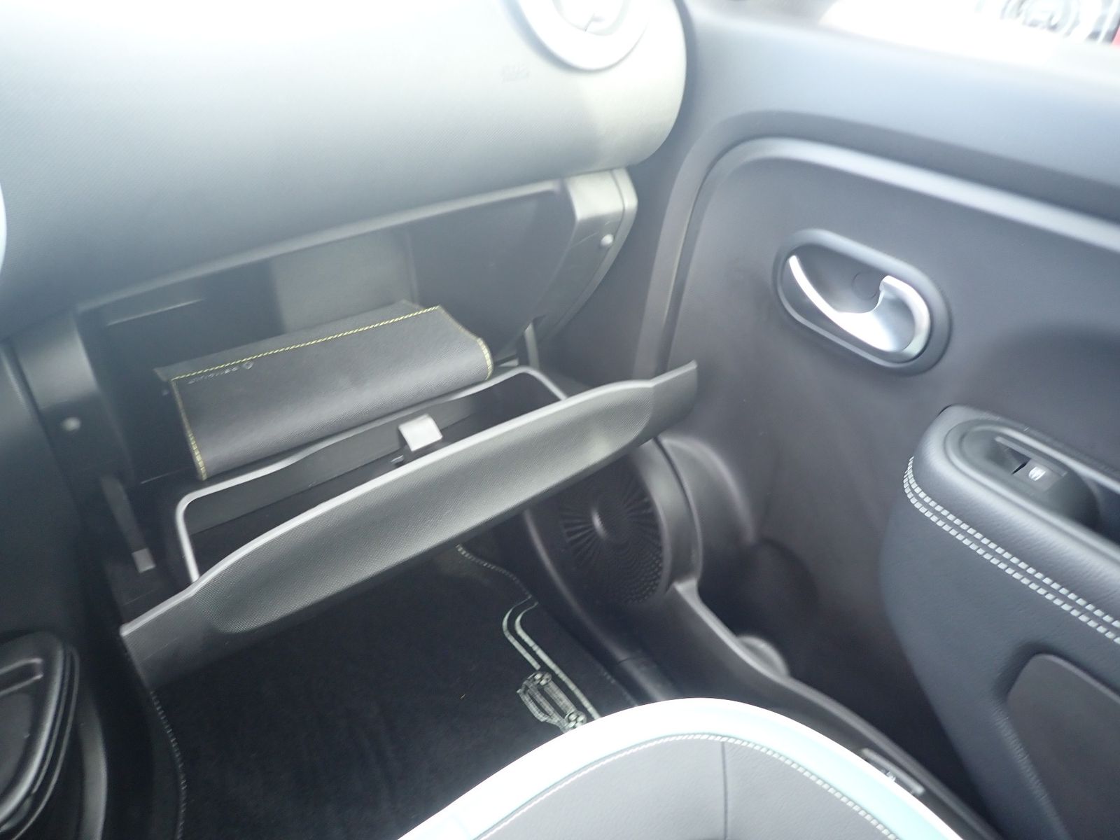 Fahrzeugabbildung Renault Twingo La Parisienne TCe 90 EDC