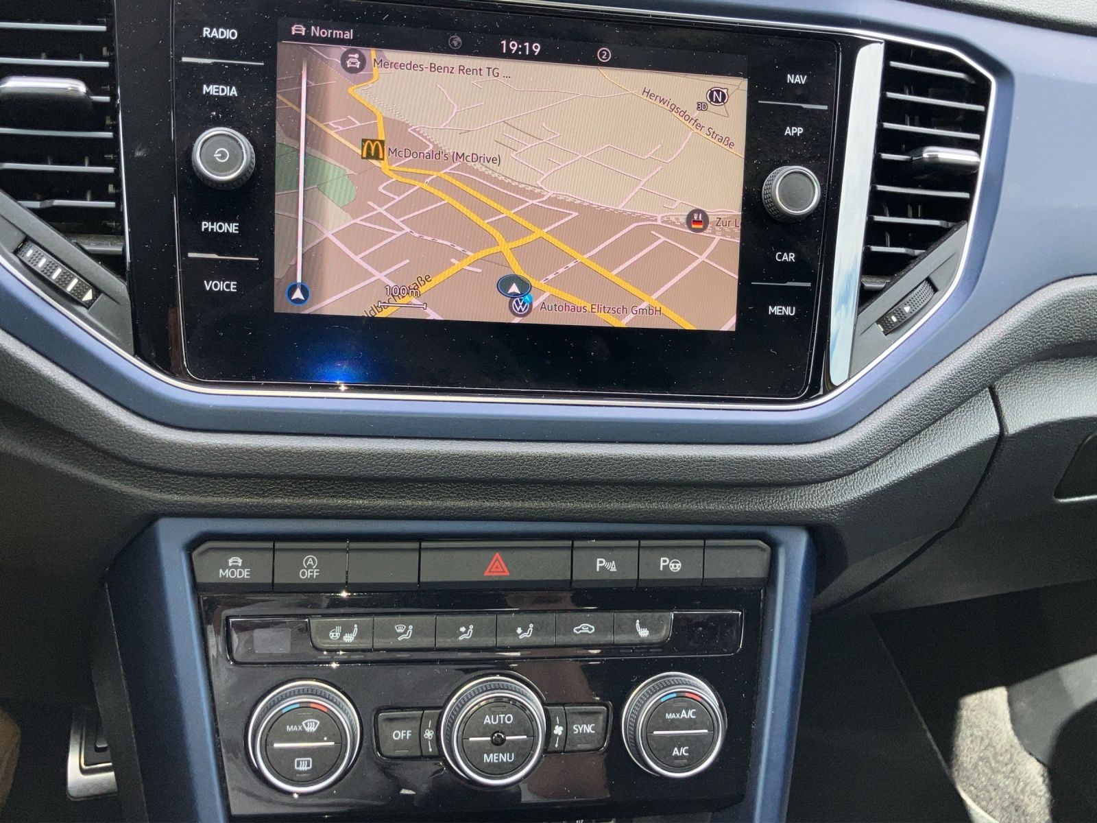 Fahrzeugabbildung Volkswagen T-Roc TSI United LED Navi AID ACC Park-Assist SH