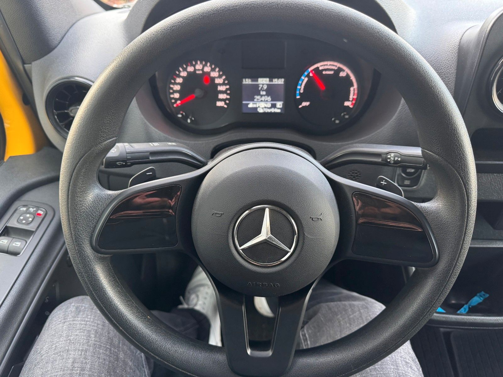 Fahrzeugabbildung Mercedes-Benz eSprinter 312 DHL Regal KEP-Ausbau