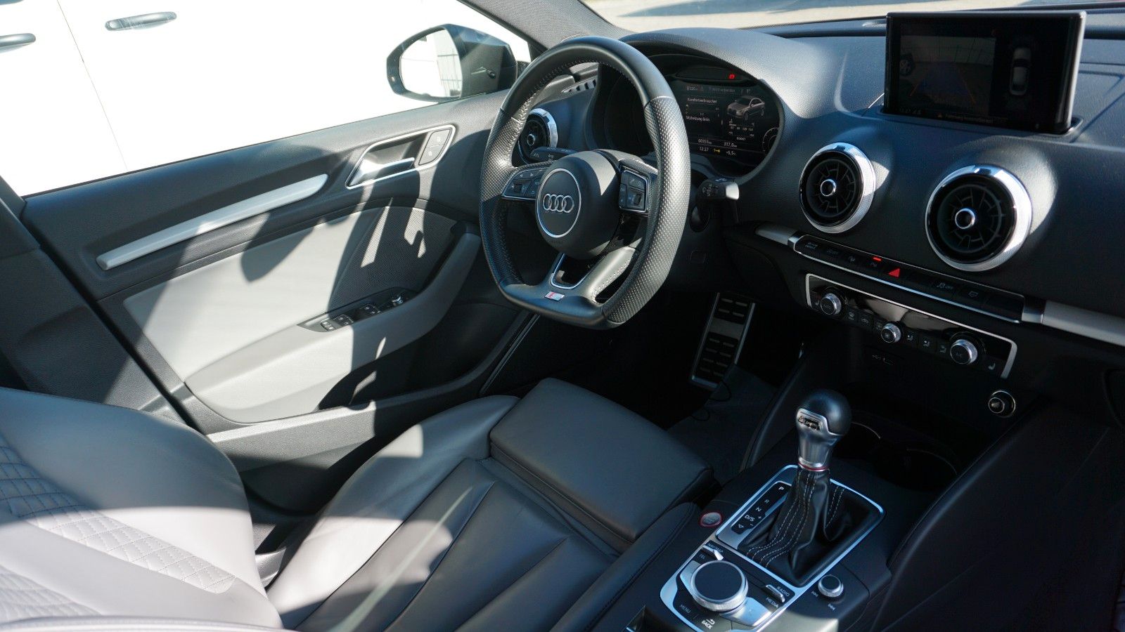 Fahrzeugabbildung Audi S3 Lim. 2.0 TFSI quattro Navi Kamera B&O Pano