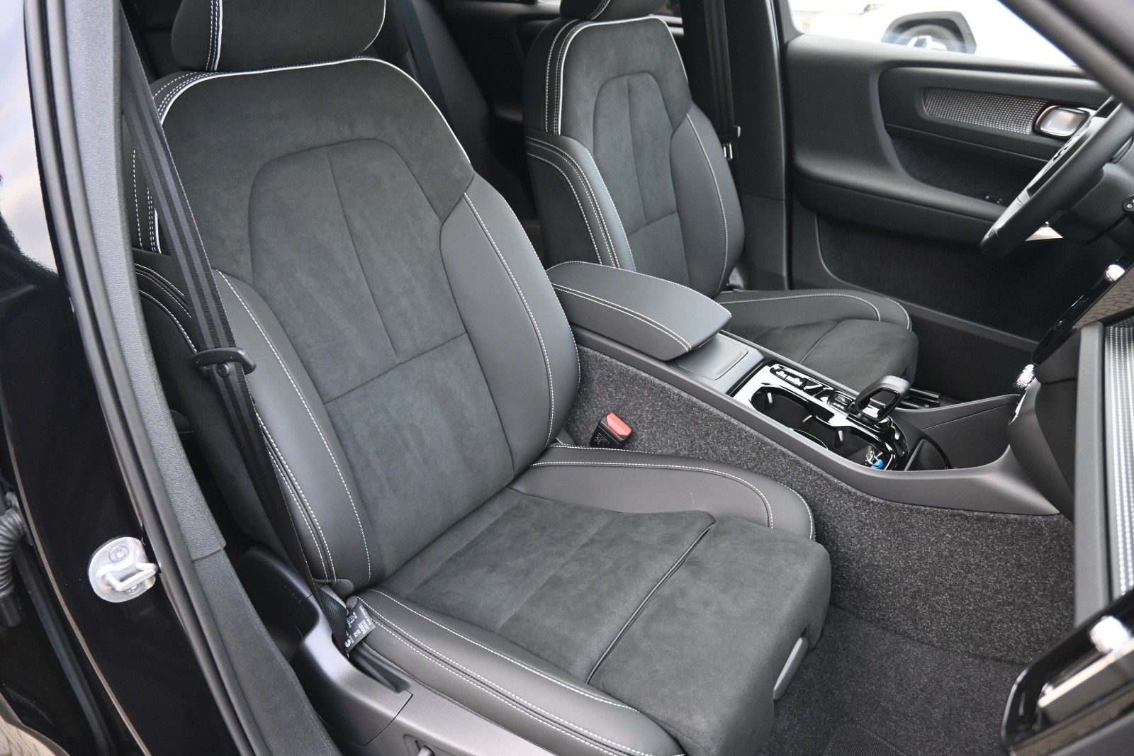 Fahrzeugabbildung Volvo XC40 B3 DKG Plus Black Edition*FSHZG*360°*ACC