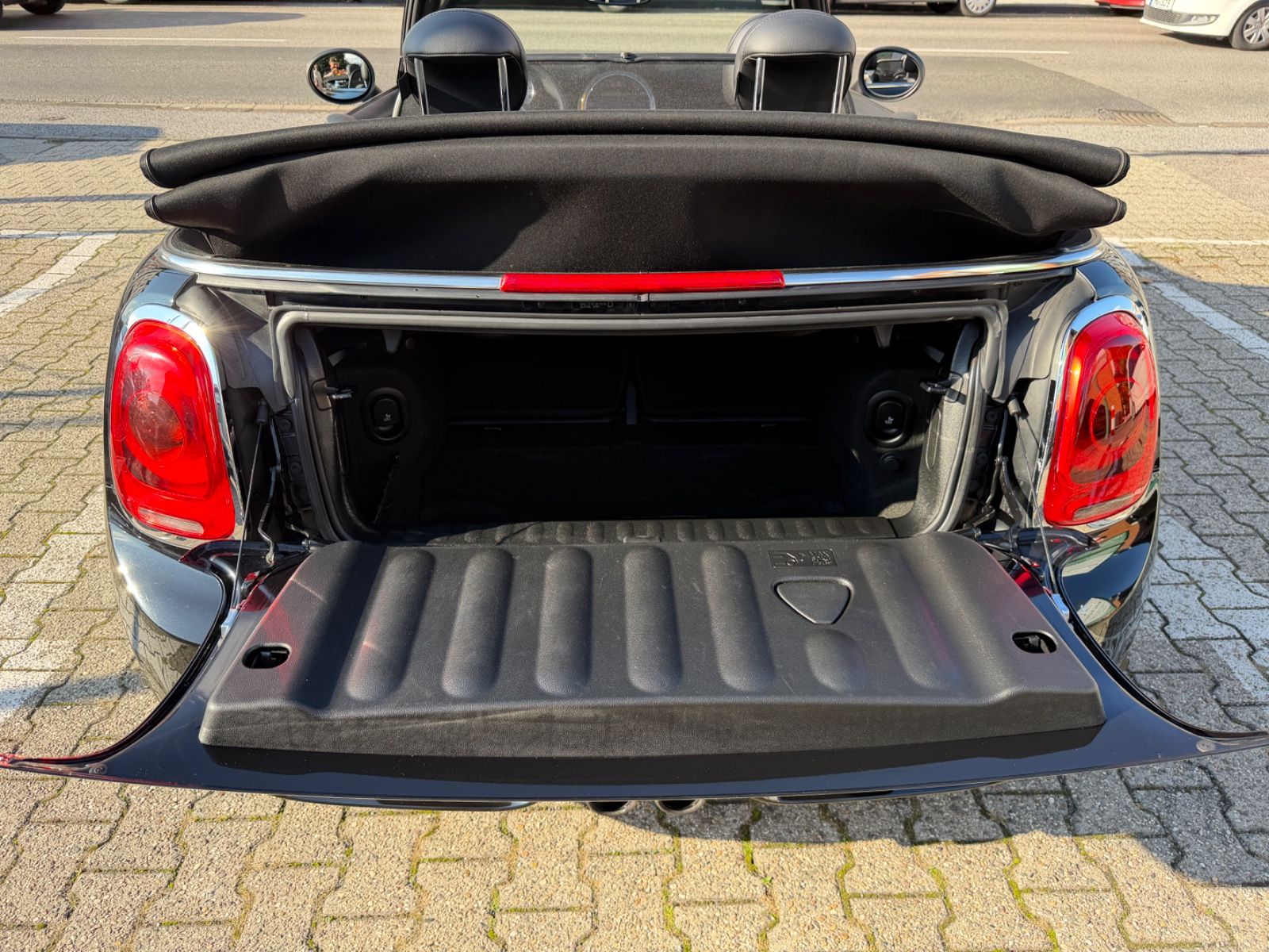 Fahrzeugabbildung MINI Cooper S Cabrio NAVI PDC LEDER H&K 1-HAND
