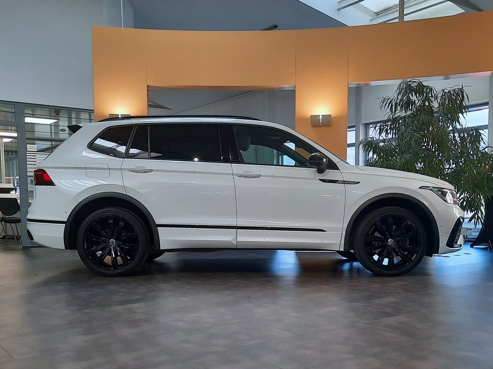 Fahrzeugabbildung Volkswagen Tiguan Allspace R-Line TDI 4M *Standhzg*Panodach