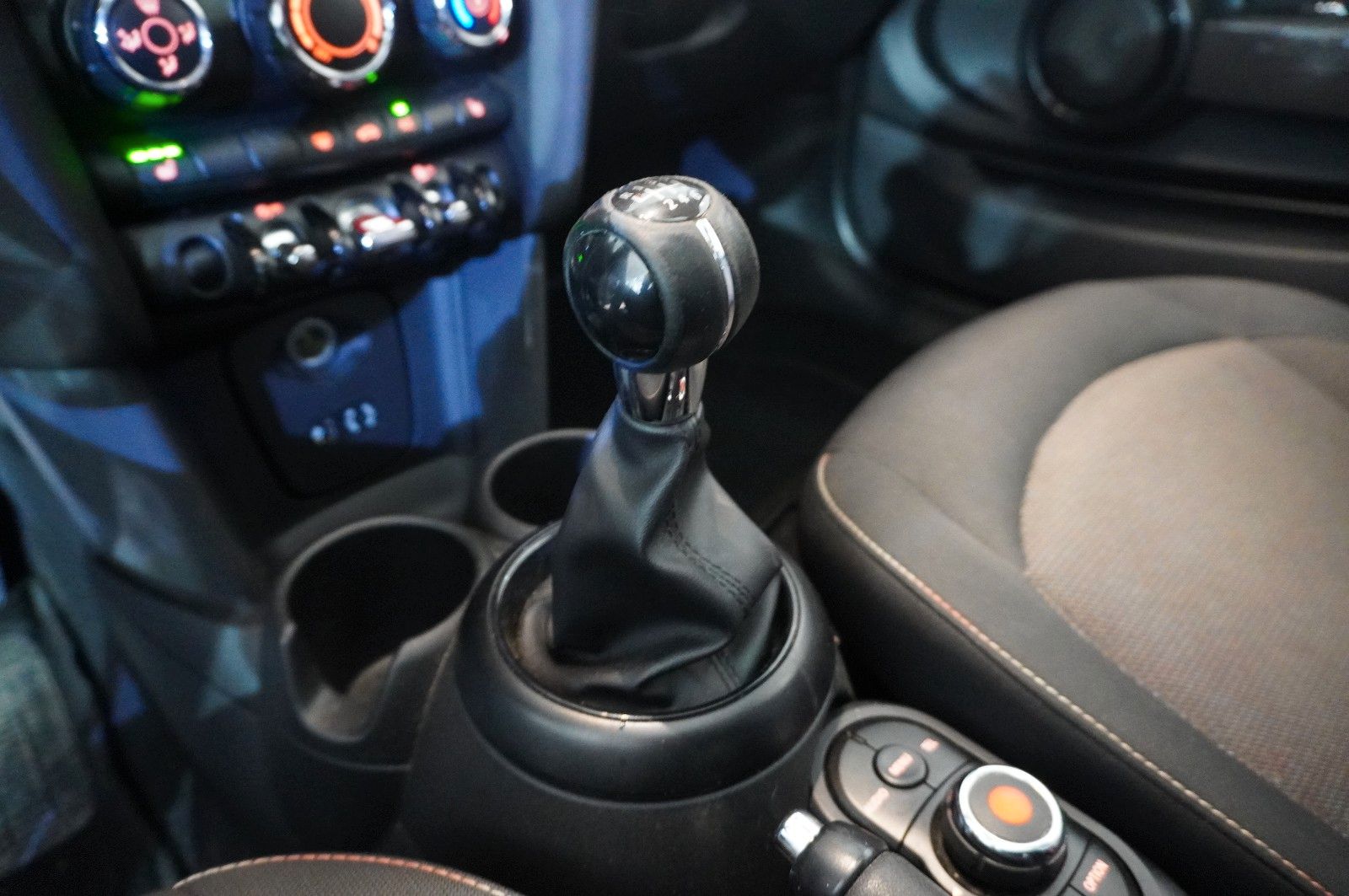 Fahrzeugabbildung MINI COOPER 1.5 3-TÜR PANO./SHZ/KLIMA/BT