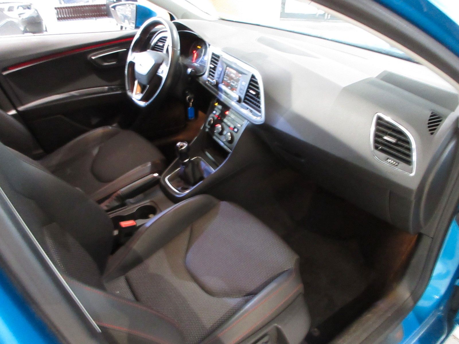 Fahrzeugabbildung SEAT Leon 1.8T FR LED/SHZ/PDC/18"ALU/TEMPOMAT