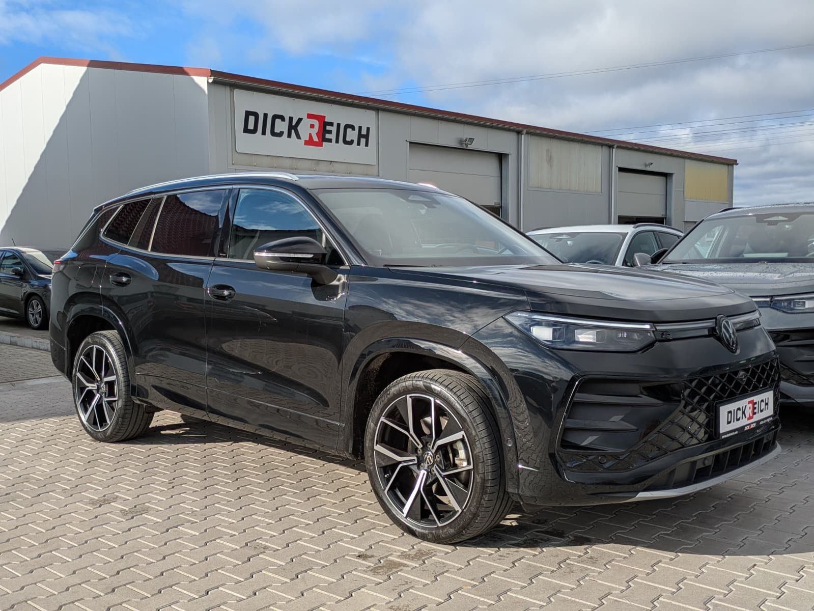 Fahrzeugabbildung Volkswagen Tayron 2.0 TDI 4M R-Line 7Si*MATRIX*AHK*PANO*HUD