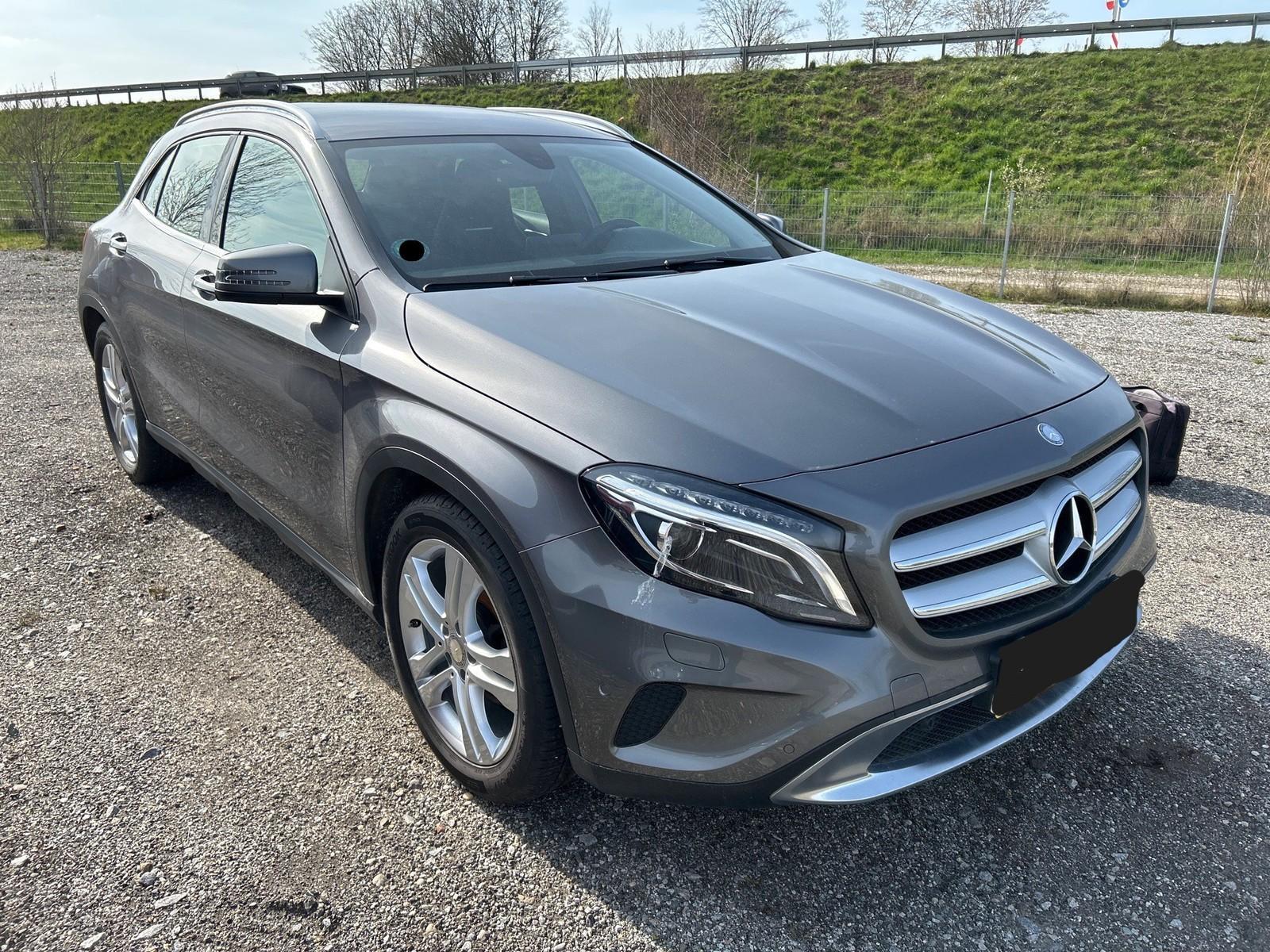 Mercedes-Benz GLA 180 Navi/AHK/LM