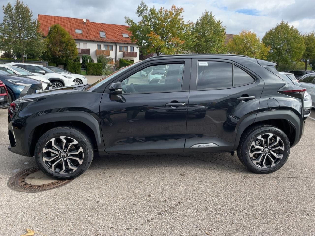 Fahrzeugabbildung Toyota Yaris Cross 130PS Hybrid SONDEREDITION Black&Whi