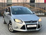 Ford Focus Lim. Titanium 2.HAND*AHK*KGO*MUFU*KLIMA - Ford Focus aus 2011: Limousine