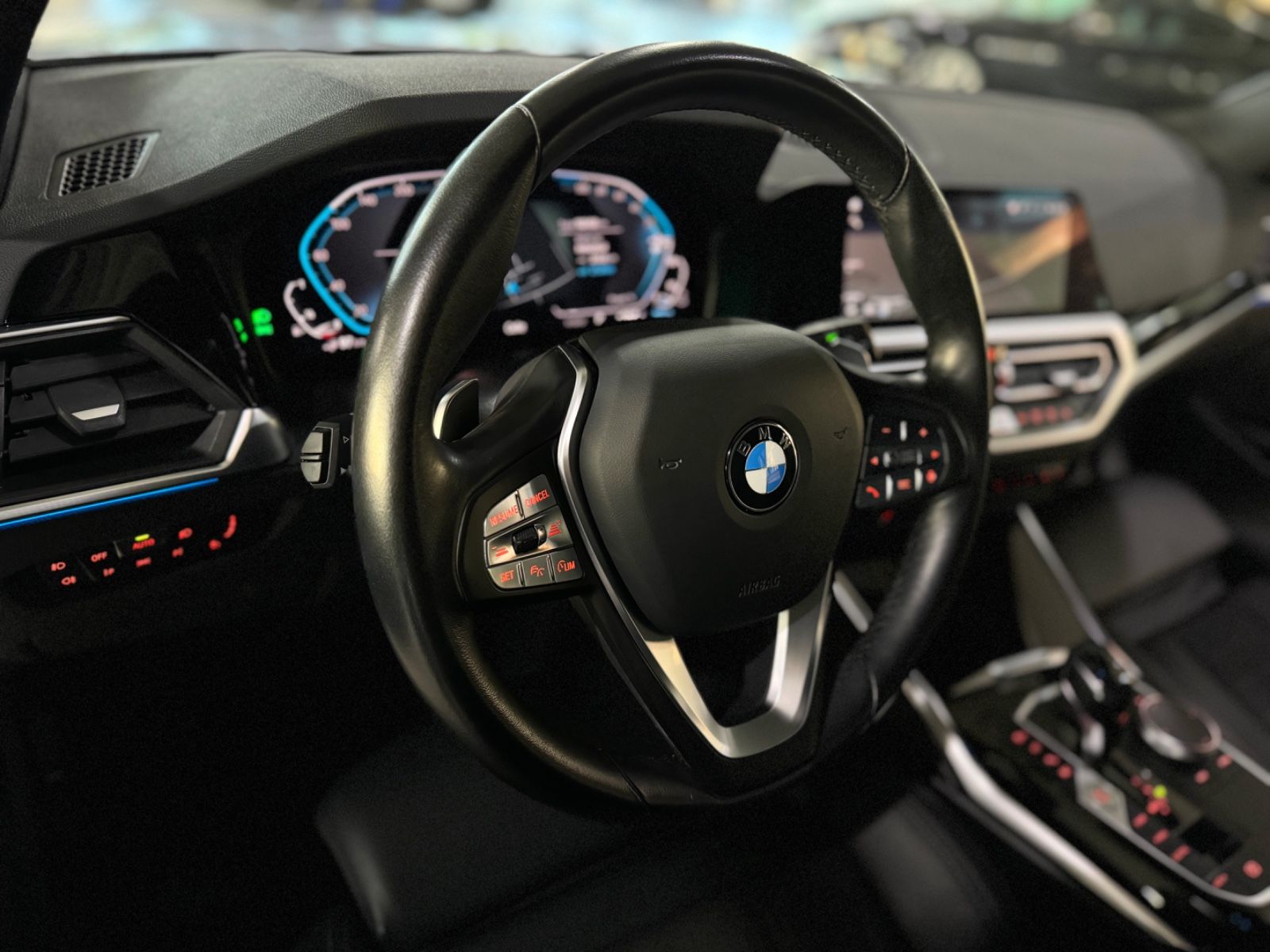 Fahrzeugabbildung BMW 320e xD Sport Line ACC Komfort HUD 360°Laser DAB