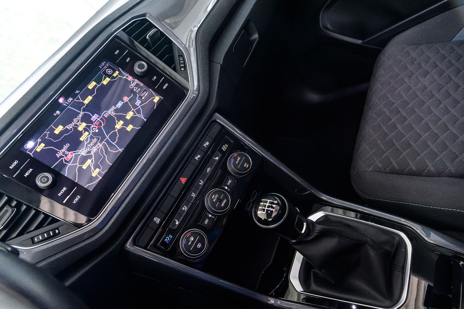 Fahrzeugabbildung Volkswagen T-Roc IQ.DRIVE+AHK+GJR+NAVI+PANORAMA+EL.HECKKLAP