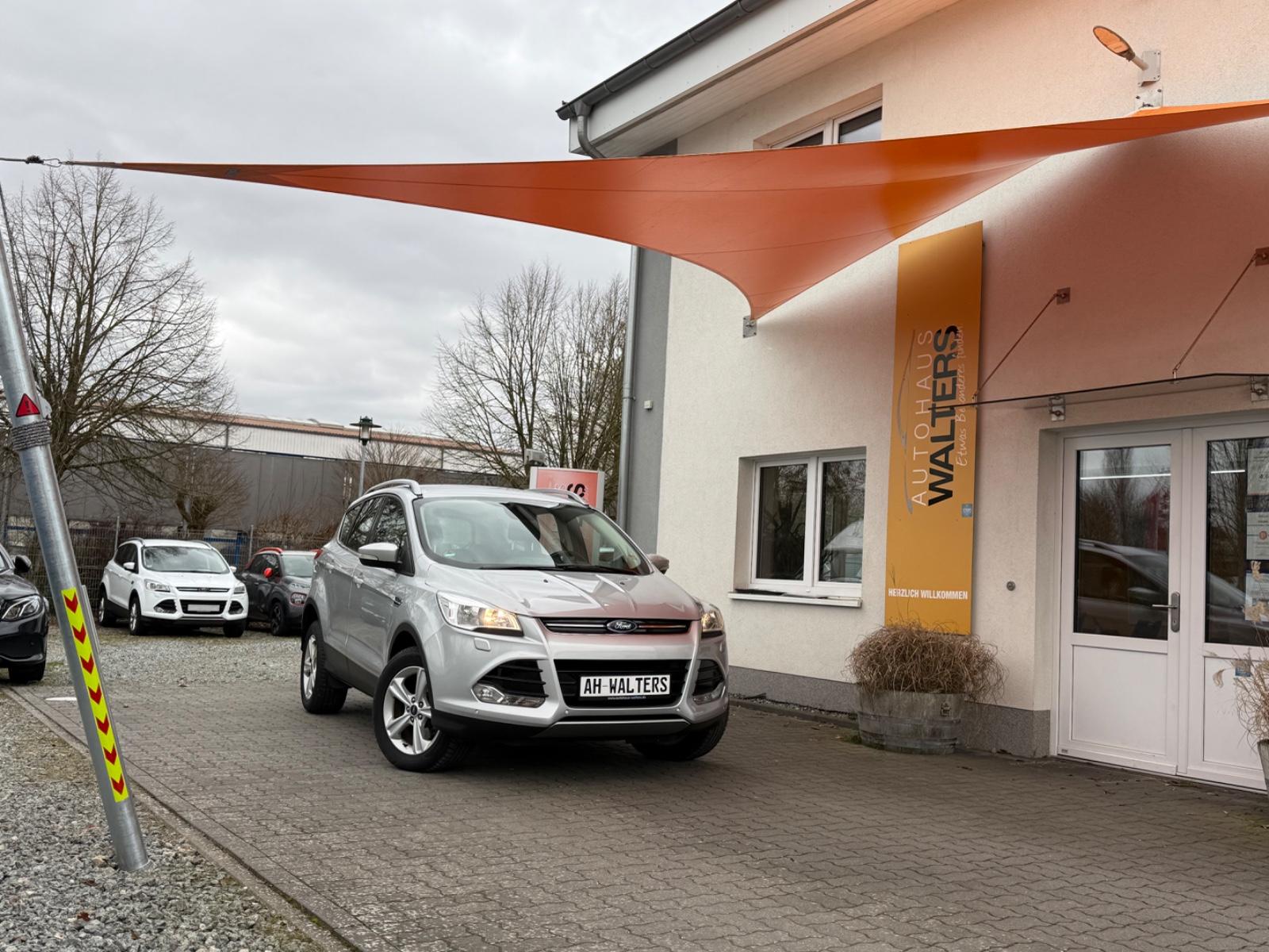 Ford Kuga Titanium=Automatik-Leder-AHK-Navi-AWD=