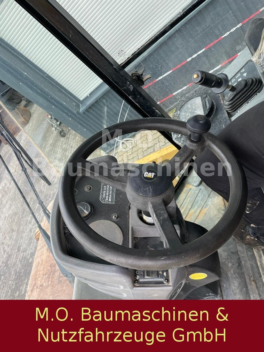 Fahrzeugabbildung CAT CS 573 E /