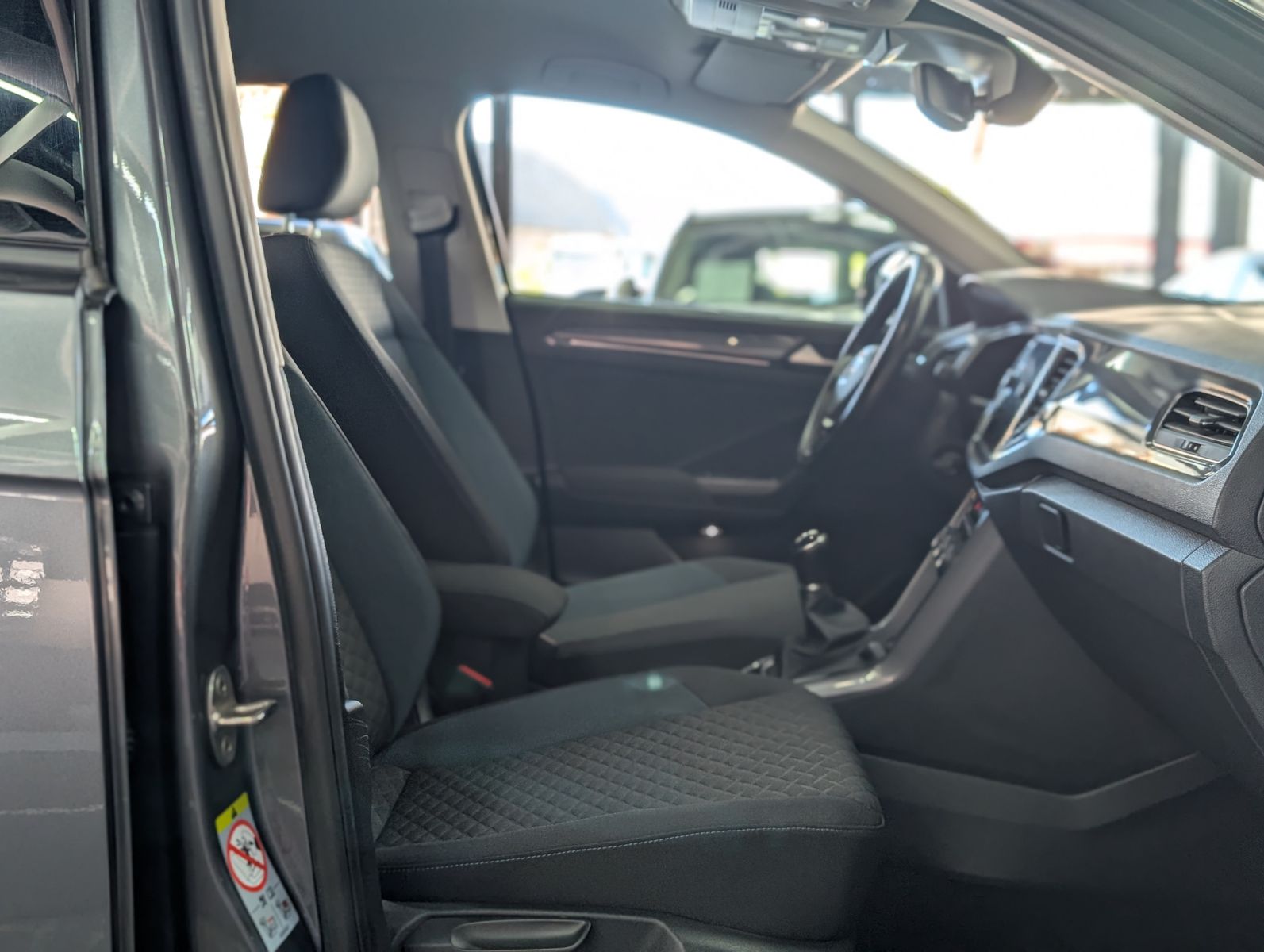 Fahrzeugabbildung Volkswagen T-Roc 1.6 TDI IQ.DRIVE ACC LED KAM SHZ AHK VIRT