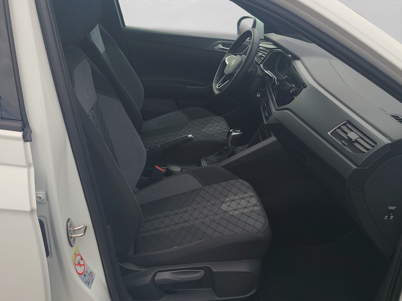 Volkswagen Taigo 1.5 TSI DSG R-LINE MATRIX NAVI ASSIST KAME foto 4