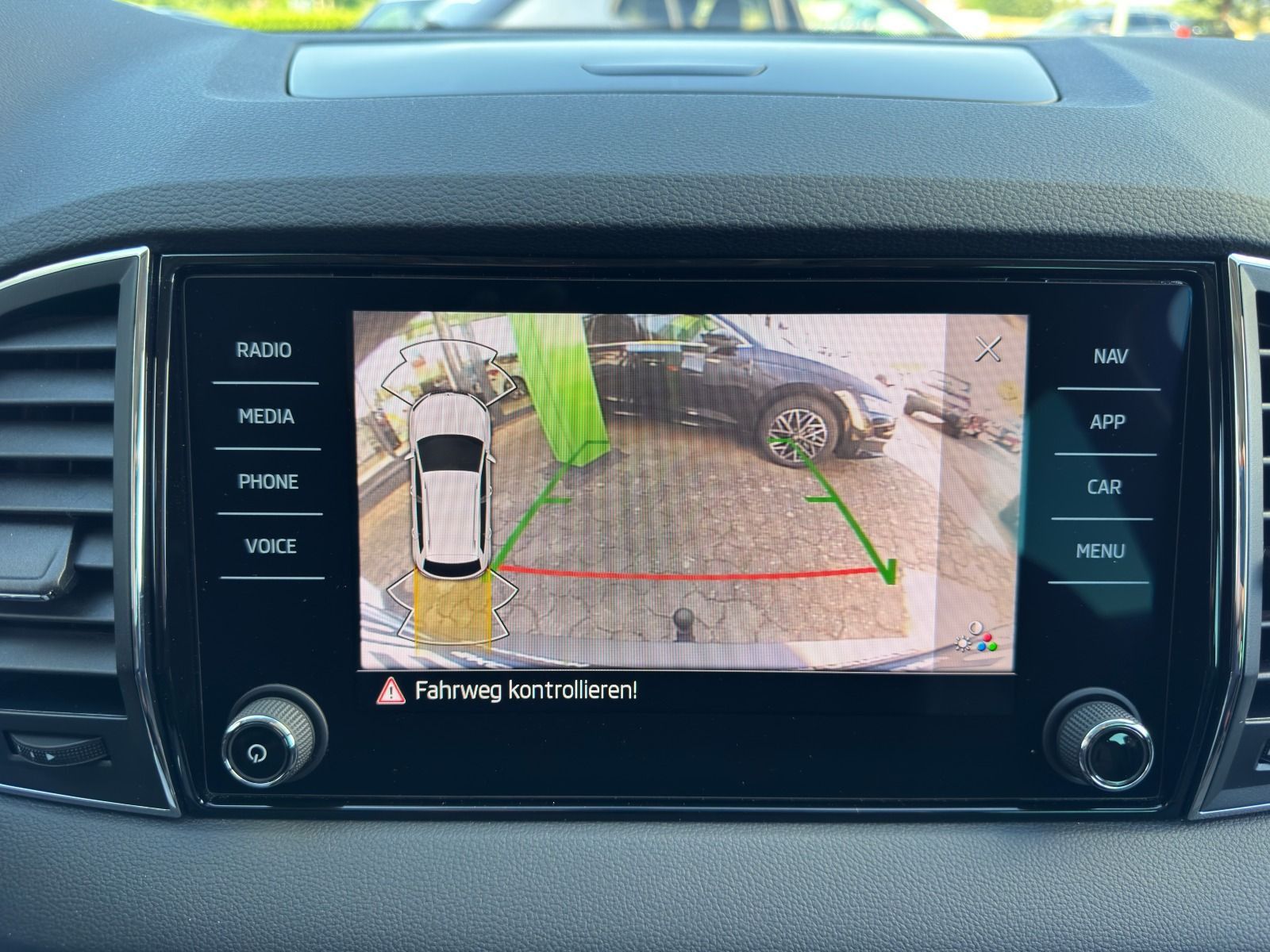Fahrzeugabbildung SKODA Karoq 1.5 TSI DSG*AHK*RFK*ACC*eHeck