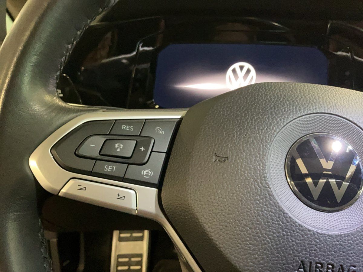 Fahrzeugabbildung Volkswagen Golf VIII Active 1.5 eTSI DSG Pano LED