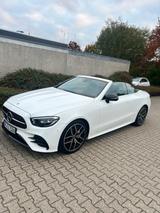 Mercedes-Benz E 300 Autom. - - Mercedes-Benz E 300 mit Benzin-Antrieb: Cabrio
